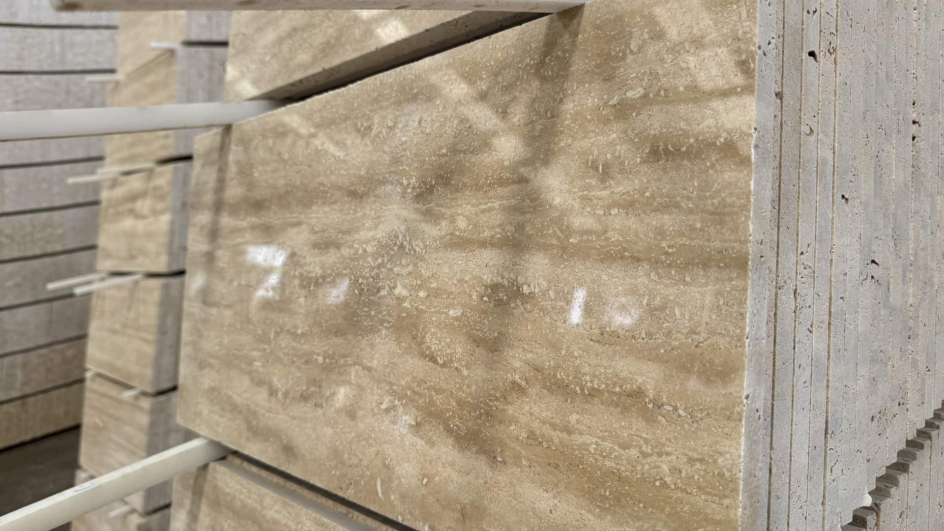 سنگ تراورتن رامشه چیست؟ راهنمای جامع ویژگی‌ها، کاربردها و مزایا